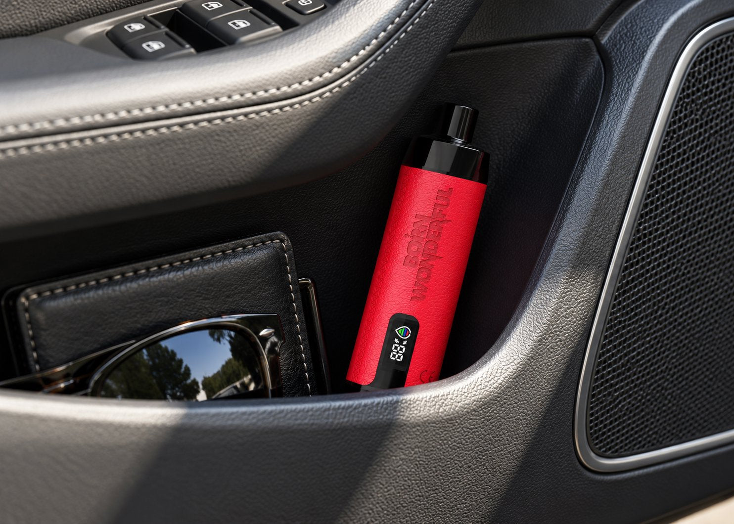 Rote Einweg Vape mit Display steckt im Türfach eines Autos neben einer Sonnenbrille