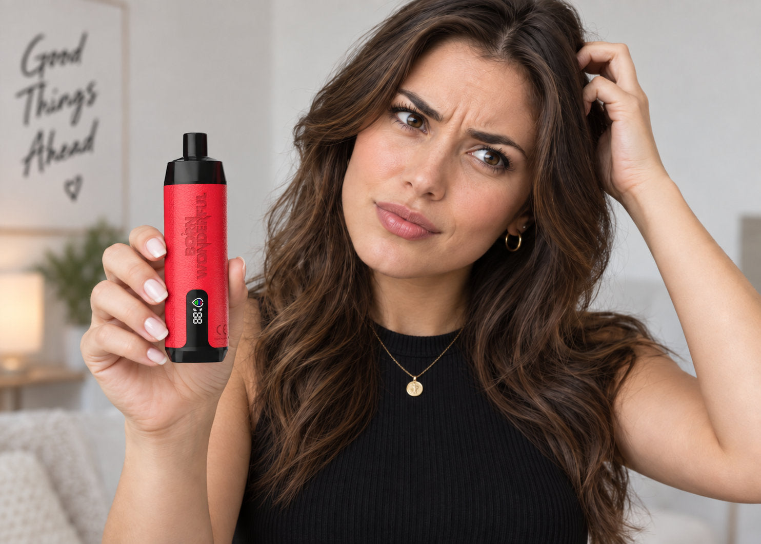 Frau hält eine rote RandM Tornado Einweg Vape mit Akkuanzeige in der Hand